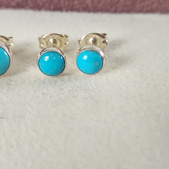 Southwest Style by JTV 5mm and 6mm Sleeping Beauty turquoise Stud set - Picture 3 of 6